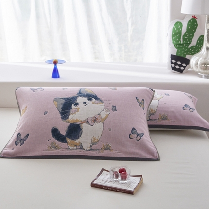 91家纺网 家纺一手货源 找家纺 爱港家纺 2025新款全棉纱布-萌宠治愈系列枕巾 戏蝶猫52*75cm
