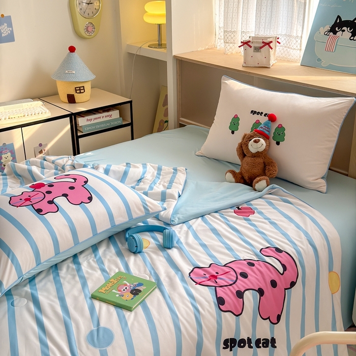 91家纺网 家纺一手货源 找家纺 星期八 2025新款针织棉夏被四件套 波点小猫