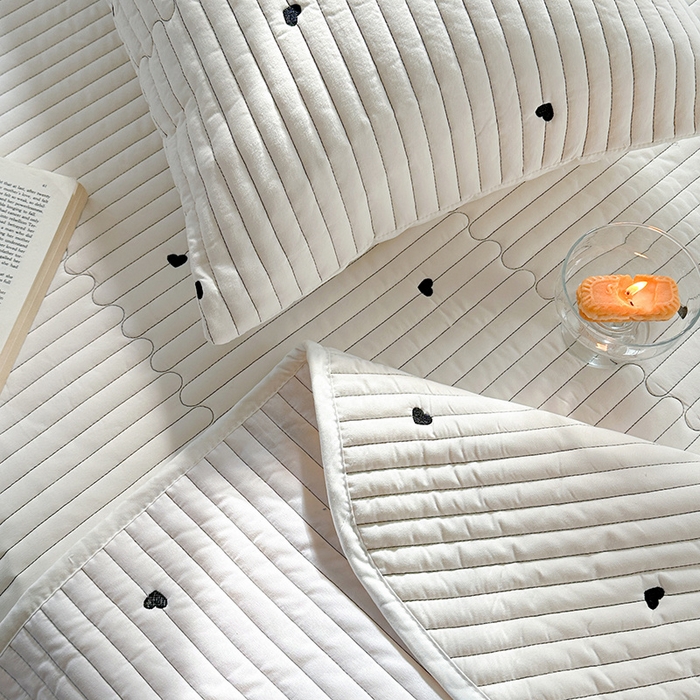 91家纺网 家纺一手货源 找家纺 优悦生活馆 2025新款亲肤舒适水洗棉夹棉床盖 暖心-白