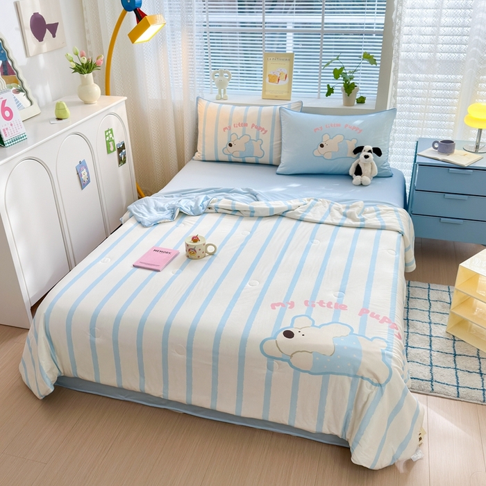 91家纺网 家纺一手货源 找家纺 星期八 2025新款针织棉夏被四件套 竖条狗狗蓝