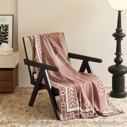 91家纺网 家纺一手货源 找家纺 暖绵绵家纺 2025新款兔绒纱系列盖毯披肩毯毯子-巴纳斯【最低零售价：143元】 巴纳斯-豆沙红