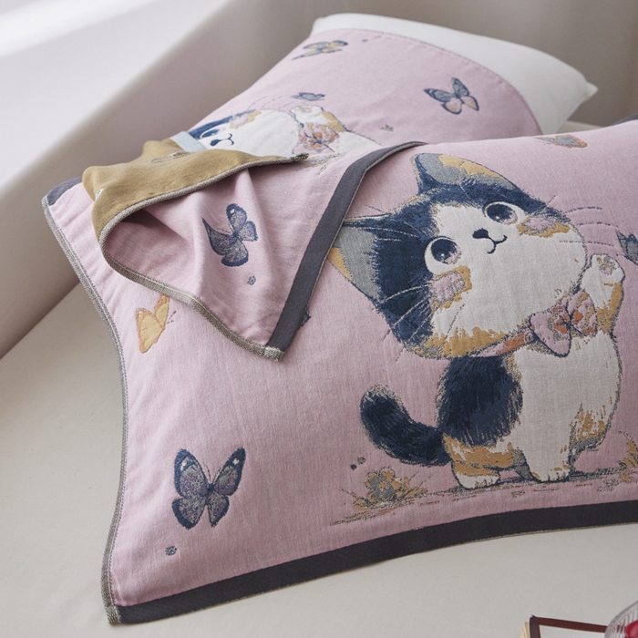 91家纺网 家纺一手货源 找家纺 爱港家纺 2025新款全棉纱布-萌宠治愈系列枕巾 戏蝶猫52*75cm