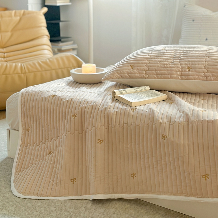 91家纺网 家纺一手货源 找家纺 优悦生活馆 2025新款亲肤舒适水洗棉夹棉床盖 幻蝶-卡其