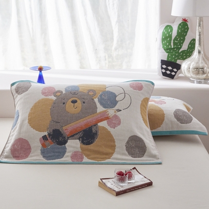 91家纺网 家纺一手货源 找家纺 爱港家纺 2025新款全棉纱布-萌宠治愈系列枕巾 铅笔熊52*75cm