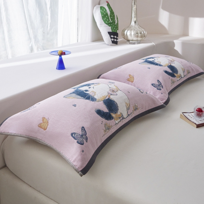 91家纺网 家纺一手货源 找家纺 爱港家纺 2025新款全棉纱布-萌宠治愈系列枕巾 戏蝶猫52*75cm