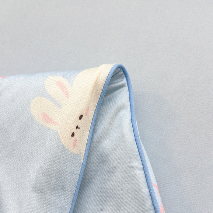 91家纺网 家纺一手货源 找家纺 星期八 2025新款针织棉夏被四件套 爱心兔蓝