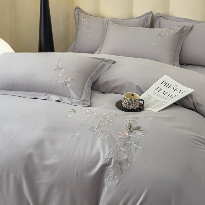 91家纺网 家纺一手货源 找家纺 U品汇 2025新款纯棉全棉长绒棉刺绣绣花高端礼盒四件套-夏瑾系列 夏瑾-亮银灰