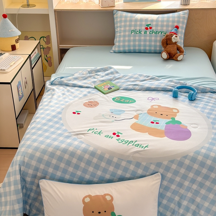 91家纺网 家纺一手货源 找家纺 星期八 2025新款针织棉夏被四件套 茄子小熊