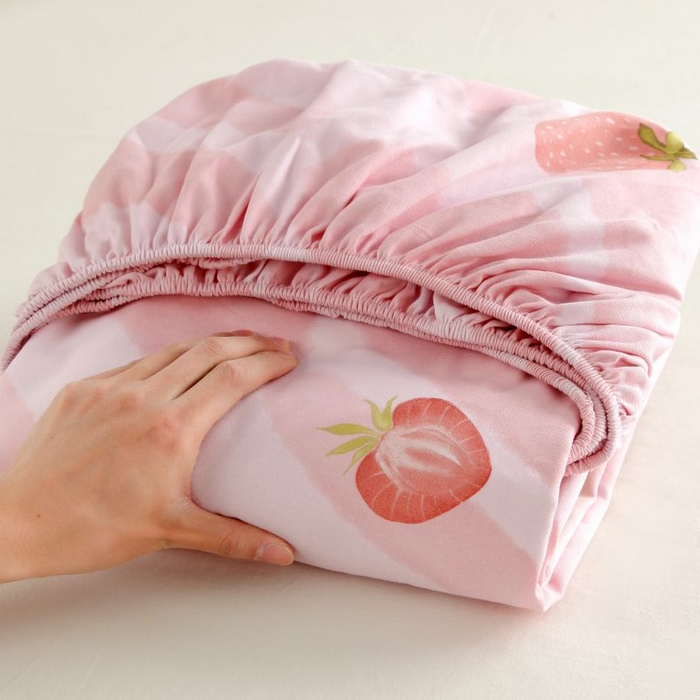 91家纺网 家纺一手货源 找家纺 ME/ERA HOME寐时代 2025新款全棉老粗布床笠款三件套 全棉卡通-草莓-粉