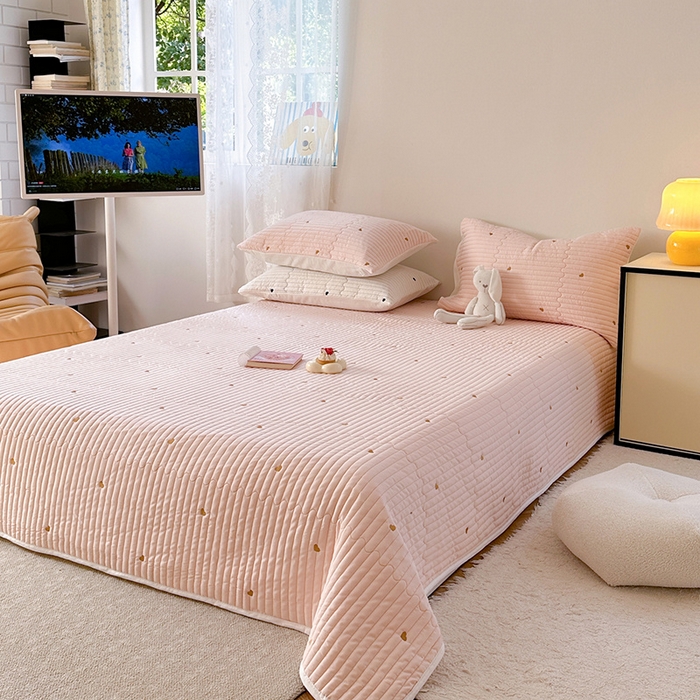 91家纺网 家纺一手货源 找家纺 优悦生活馆 2025新款亲肤舒适水洗棉夹棉床盖 暖心-粉