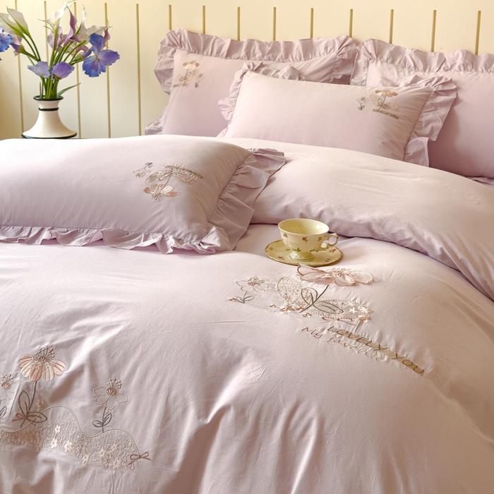 91家纺网 家纺一手货源 找家纺 U品汇 A类全棉色织水洗棉刺绣花四件套纯棉100%棉韩版公主风立体花朵 春野浪漫-薰衣紫