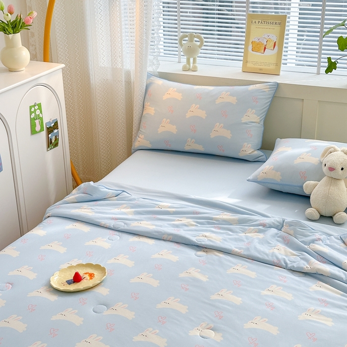 91家纺网 家纺一手货源 找家纺 星期八 2025新款针织棉夏被四件套 爱心兔蓝