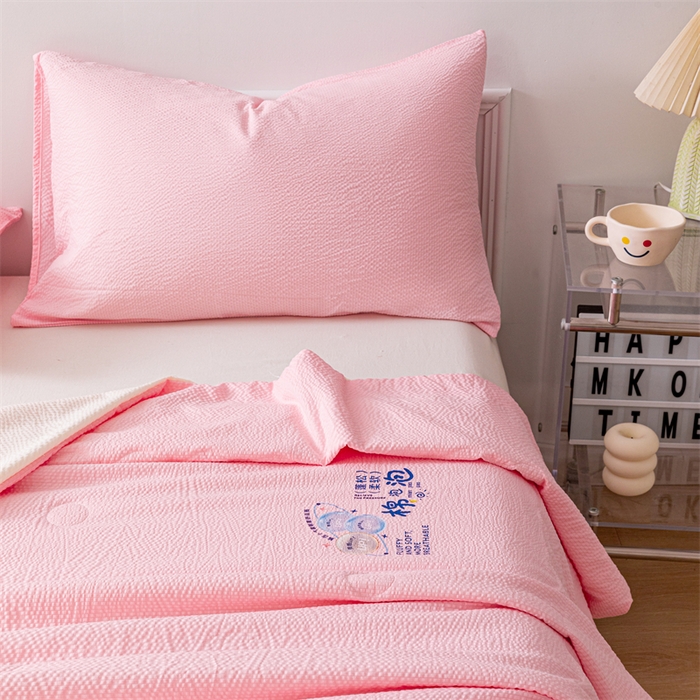 91家纺网 家纺一手货源 找家纺 天瑜家纺 2025新款亲肤舒适泡泡棉夏被 粉+米黄