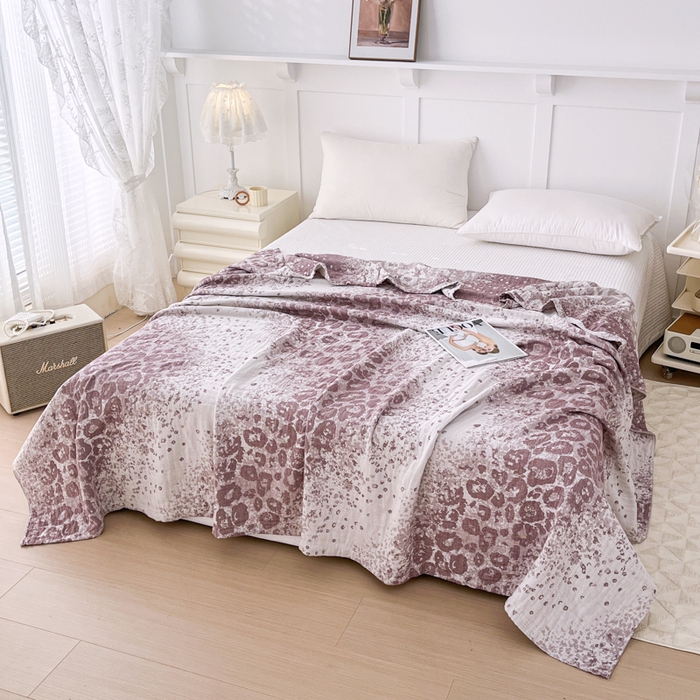 91家纺网 家纺一手货源 找家纺 悦然毛巾被 2025新款三层水洗全棉毛巾被 豹纹酒红