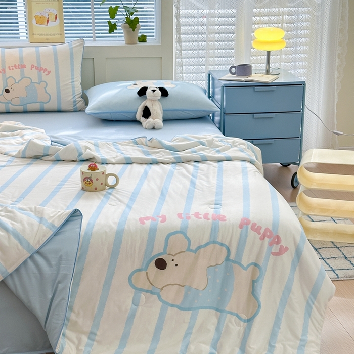 91家纺网 家纺一手货源 找家纺 星期八 2025新款针织棉夏被四件套 竖条狗狗蓝