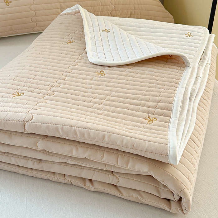 91家纺网 家纺一手货源 找家纺 优悦生活馆 2025新款亲肤舒适水洗棉夹棉床盖 幻蝶-卡其