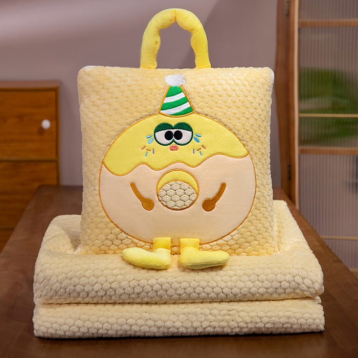 91家纺网 家纺一手货源 找家纺 中华鲟2025新款多功能豆豆绒提花网红抱枕毯卡通立体贴布刺绣抱枕被 甜甜圈毛毯-黄