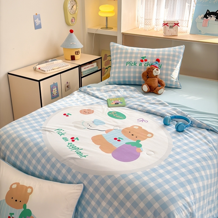 91家纺网 家纺一手货源 找家纺 星期八 2025新款针织棉夏被四件套 茄子小熊