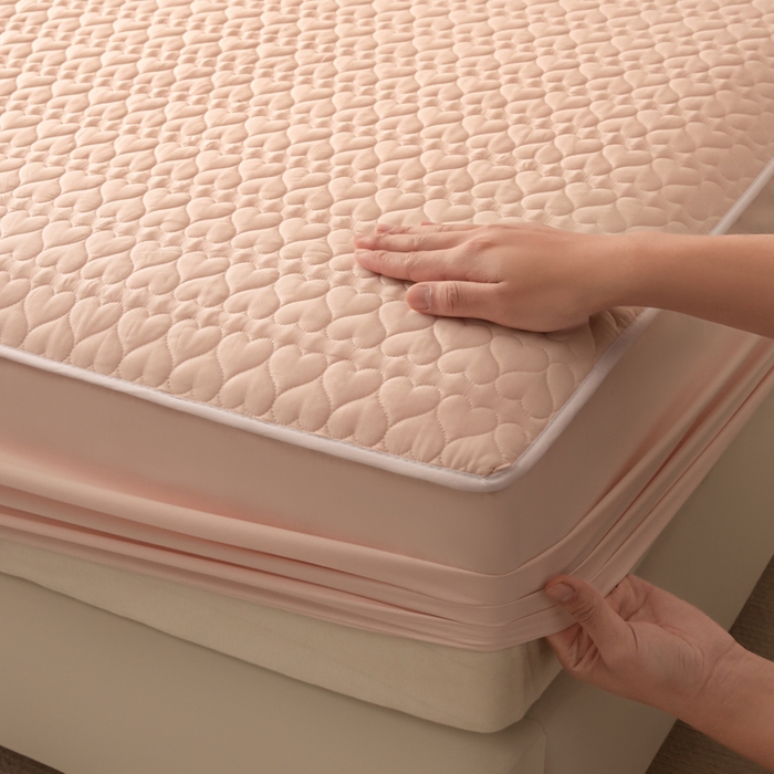 91家纺网 家纺一手货源 找家纺 优悦生活馆 2025新款亲肤水洗棉夹棉防水床笠 桃心-粉