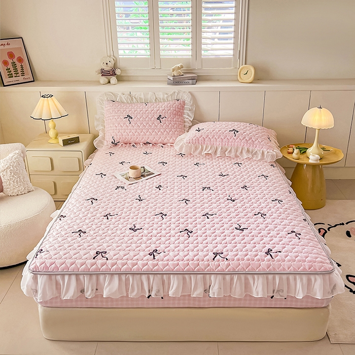 91家纺网 家纺一手货源 找家纺 眠势力 2025新款韩版花边床笠雪纺公主风ins夹棉四季款床罩保护套 粉格蝴蝶结