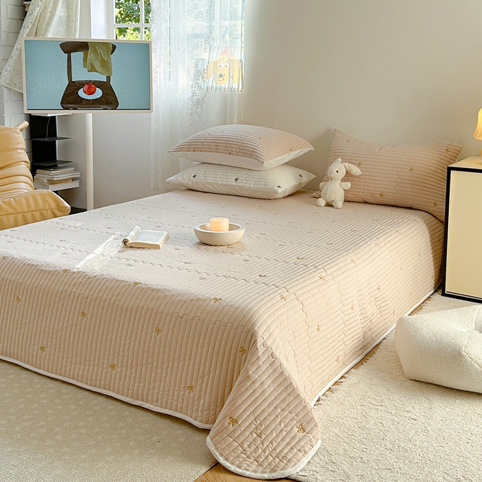 91家纺网 家纺一手货源 找家纺 优悦生活馆 2025新款亲肤舒适水洗棉夹棉床盖 幻蝶-卡其