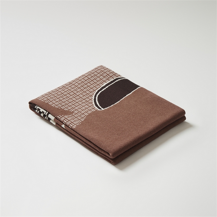 91家纺网 家纺一手货源 找家纺 暖绵绵家纺 2025新款兔绒纱系列盖毯披肩毯毯子-巴纳斯【最低零售价：143元】 巴纳斯-咖色