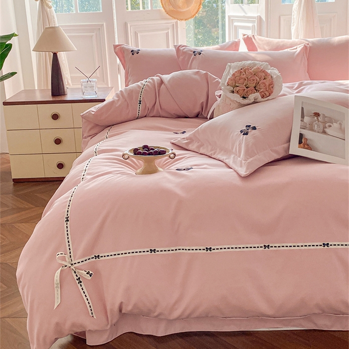 91家纺网 家纺一手货源 找家纺 庭笙 2025新款小香风满版刺绣蝴蝶小清新四件套—黑巧可可 浅豆粉