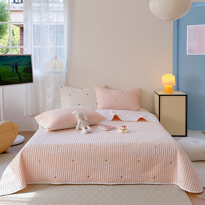 91家纺网 家纺一手货源 找家纺 优悦生活馆 2025新款亲肤舒适水洗棉夹棉床盖 暖心-粉