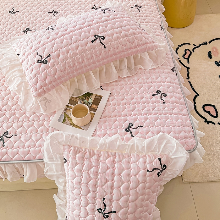 91家纺网 家纺一手货源 找家纺 眠势力 2025新款韩版花边床笠雪纺公主风ins夹棉四季款床罩保护套 粉格蝴蝶结