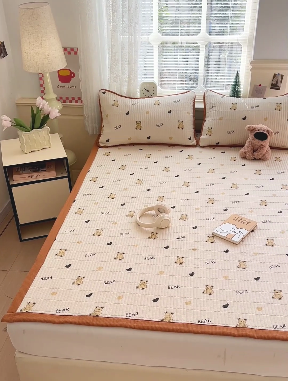 91家纺网 家纺一手货源 找家纺 恬澳家纺 2025新款泡泡棉夹棉印花床护垫-场景二 卡洛-彼得熊