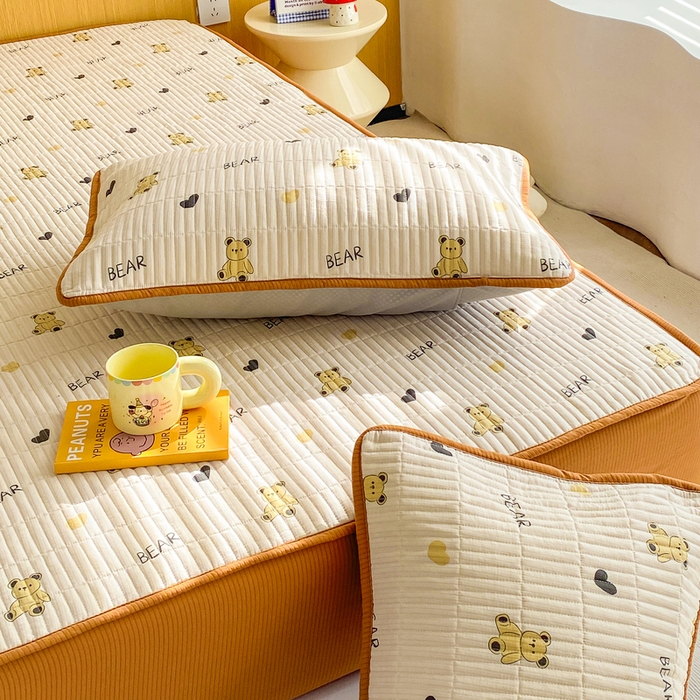 91家纺网 家纺一手货源 找家纺 恬澳家纺 2025新款A类泡泡棉夹棉印花床笠场景二 艾丽-熊宝