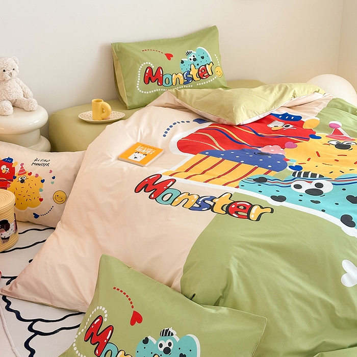 91家纺网 家纺一手货源 找家纺 卧趣家纺 2025新款全棉大版卡通数码印花纯棉四件套 欢乐家族