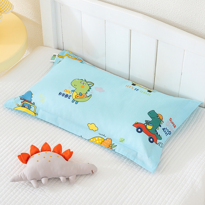 91家纺网 家纺一手货源 找家纺 良佐生活 2025新款A类高支高密全棉压线儿童枕套纯棉学生枕头套 七彩恐龙