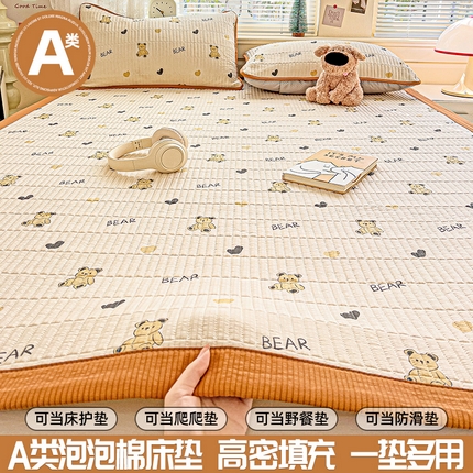 91家纺网 家纺一手货源 找家纺 恬澳家纺 2025新款泡泡棉夹棉印花床护垫-场景二 卡洛-彼得熊