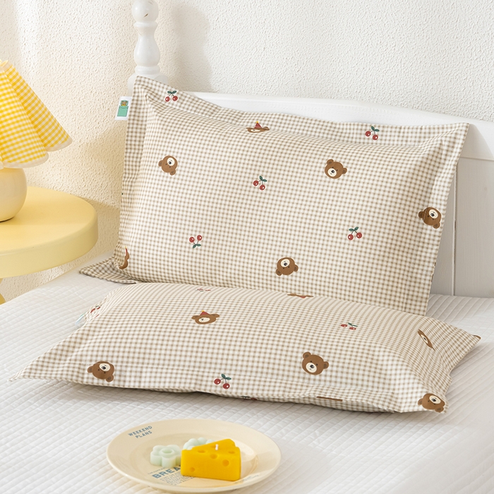 91家纺网 家纺一手货源 找家纺 良佐生活 2025新款A类高支高密全棉压线儿童枕套纯棉学生枕头套 樱桃小熊