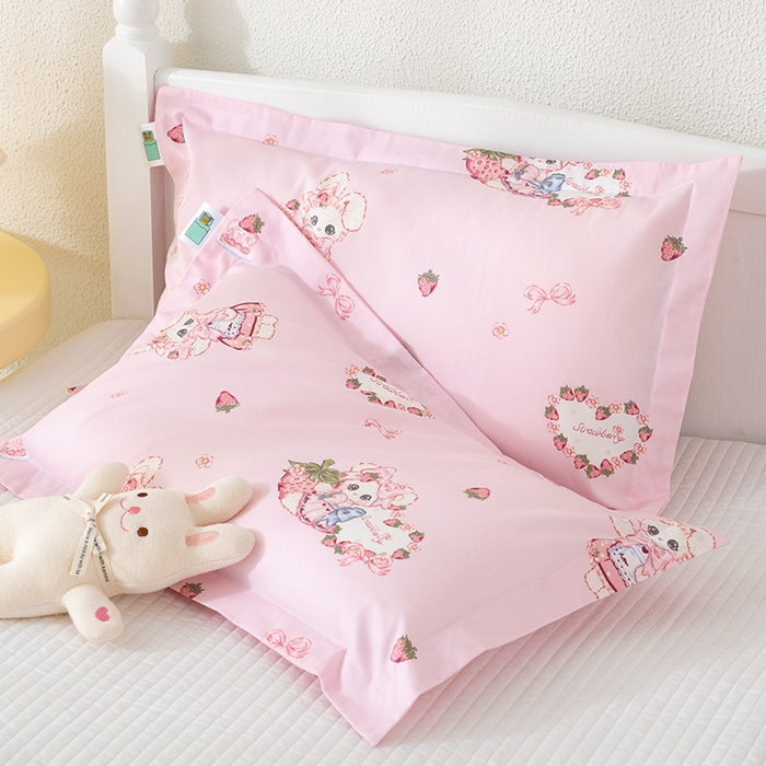 91家纺网 家纺一手货源 找家纺 良佐生活 2025新款A类高支高密全棉压线儿童枕套纯棉学生枕头套 草莓小兔