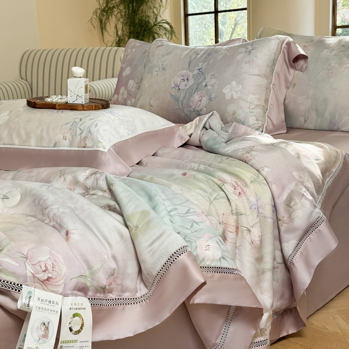 91家纺网 家纺一手货源 找家纺 娇逸家居 2025新品60支天丝数码印花高端夏被四件套 梦蔓-粉