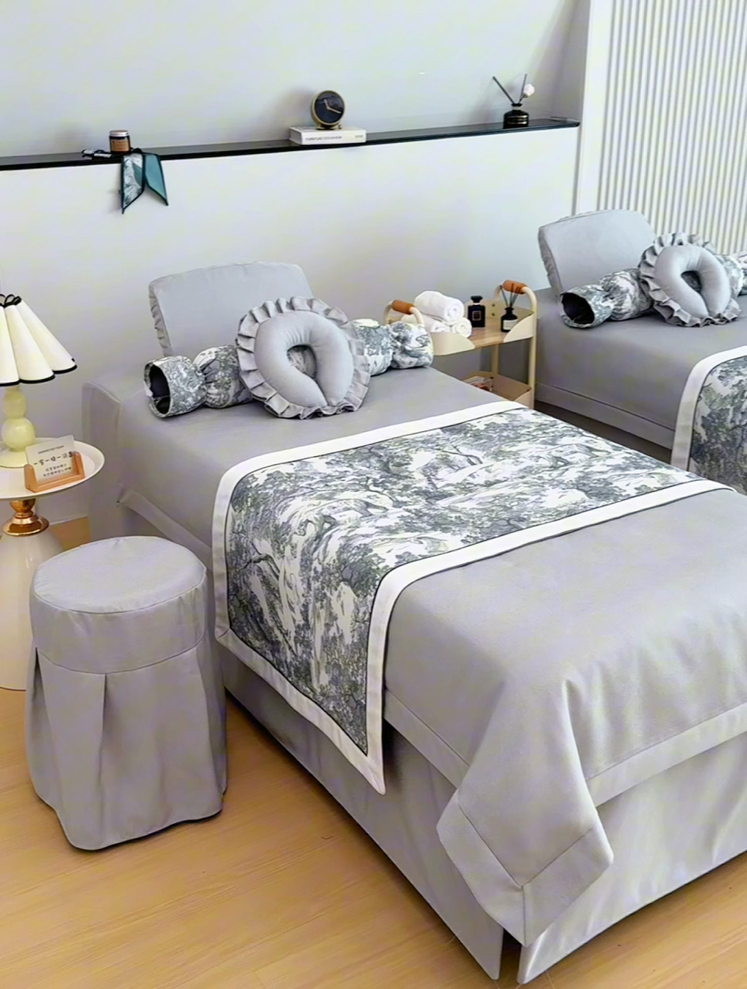 91家纺网 家纺一手货源 找家纺 莉人坊床罩2025新款高精密布料床罩-浪漫烟花 浪漫烟花浅灰色