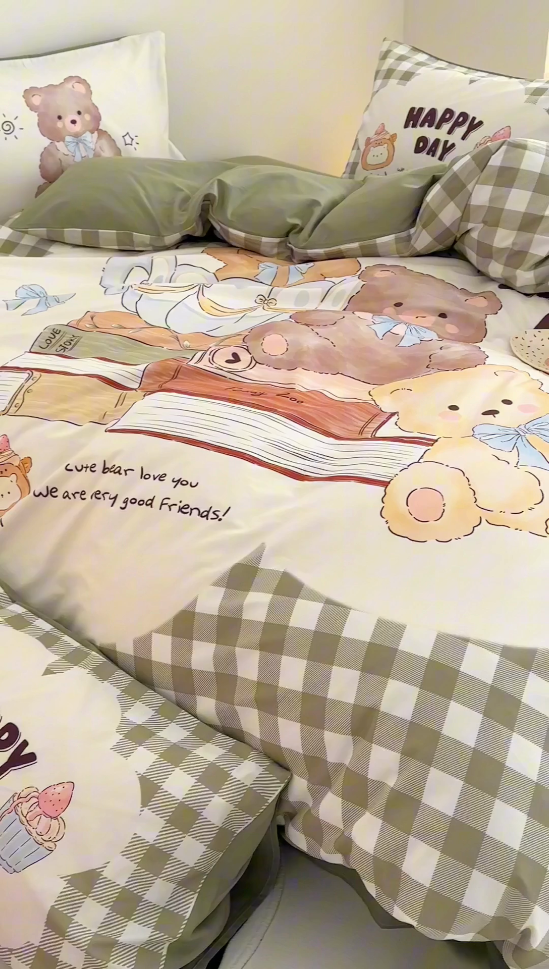 91家纺网 家纺一手货源 找家纺 卧趣家纺 2025新款全棉大版卡通数码印花纯棉四件套 快乐时光