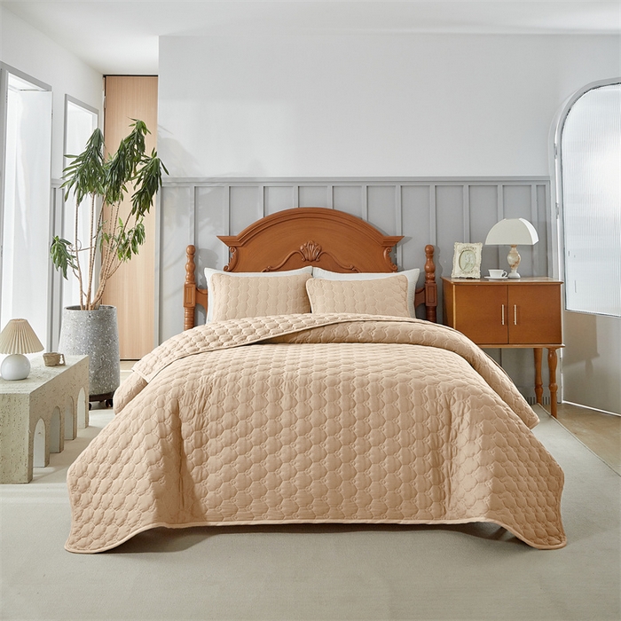 91家纺网 家纺一手货源 找家纺 温宁2025新款纤水洗棉麦穗夹棉四季足球格床盖 米色