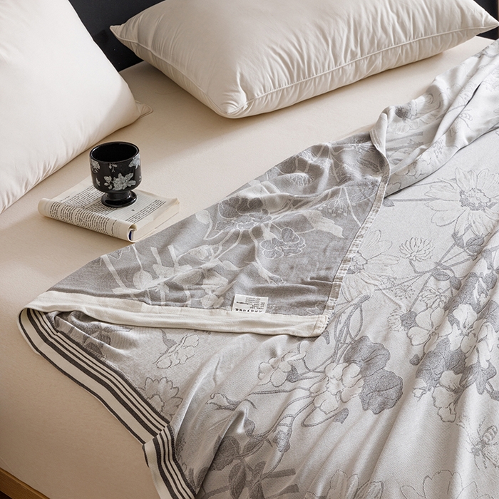 91家纺网 家纺一手货源 找家纺 朴尔家纺-2025年新款柔滑竹纤维双层纱布冷感毯毛巾被 浅花漫-灰