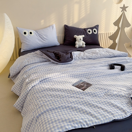 91家纺网 家纺一手货源 找家纺 老帅的工厂店 2025新款多巴胺水洗云朵棉大眼睛系列夏被四件套 蓝莓卷