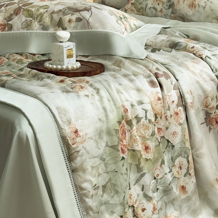 91家纺网 家纺一手货源 找家纺 娇逸家居 2025新品60支天丝数码印花高端夏被四件套 莫奈花园-绿