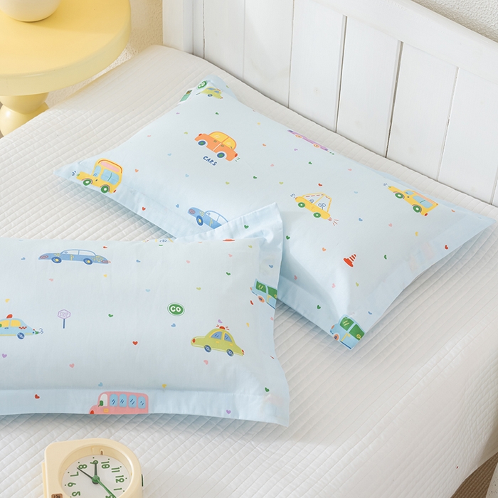 91家纺网 家纺一手货源 找家纺 良佐生活 2025新款A类高支高密全棉压线儿童枕套纯棉学生枕头套 快乐巴士