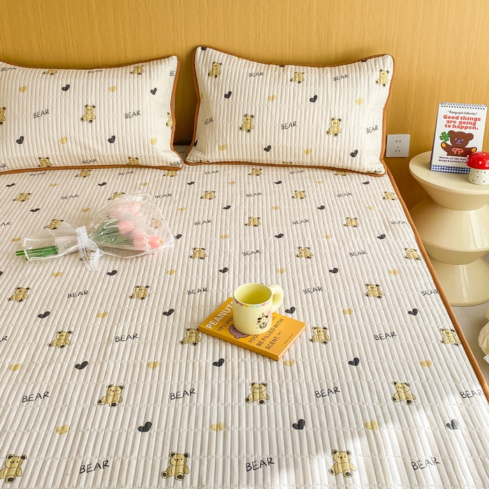 91家纺网 家纺一手货源 找家纺 恬澳家纺 2025新款A类泡泡棉夹棉印花床笠场景二 艾丽-熊宝