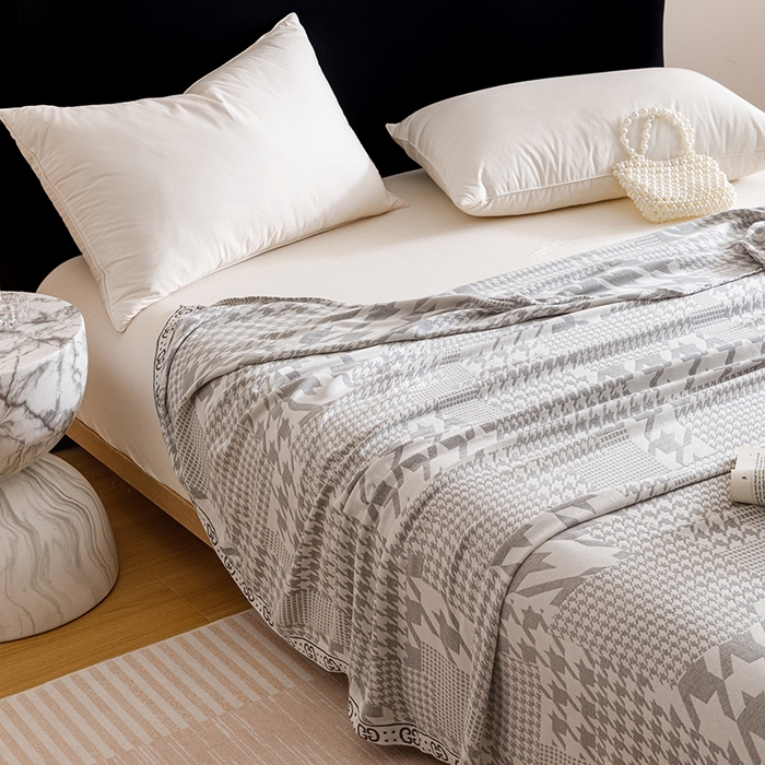 91家纺网 家纺一手货源 找家纺 朴尔家纺-2025年新款柔滑竹纤维双层纱布冷感毯毛巾被 千鸟风情-灰