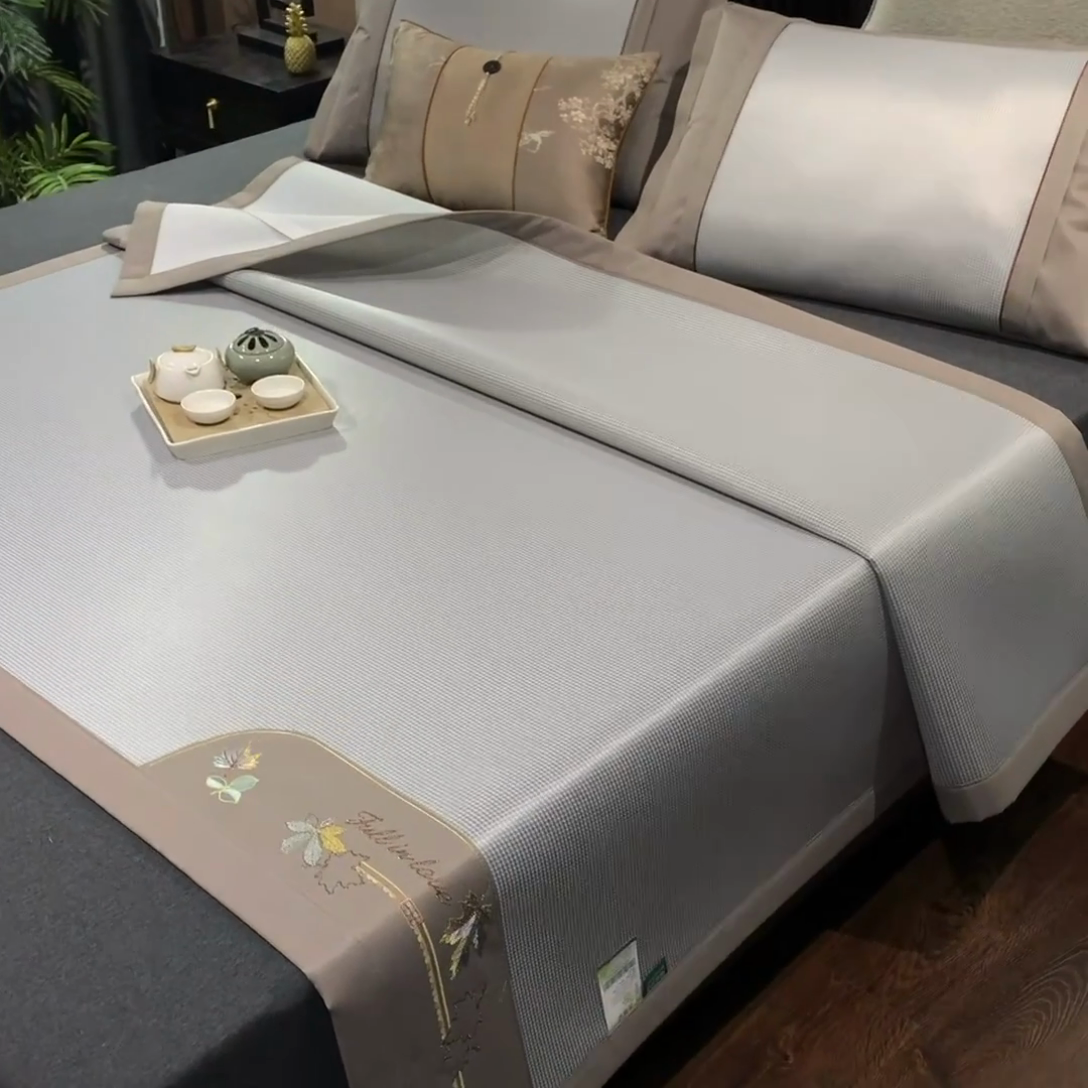 91家纺网 家纺一手货源 找家纺 小牛席业 2025新款小千鸟格枫叶款轻奢风抗菌席凉席藤席冰藤席冰丝席草席竹席乳胶席凉感豆豆席 小千鸟格-枫叶抗菌席（灰色）