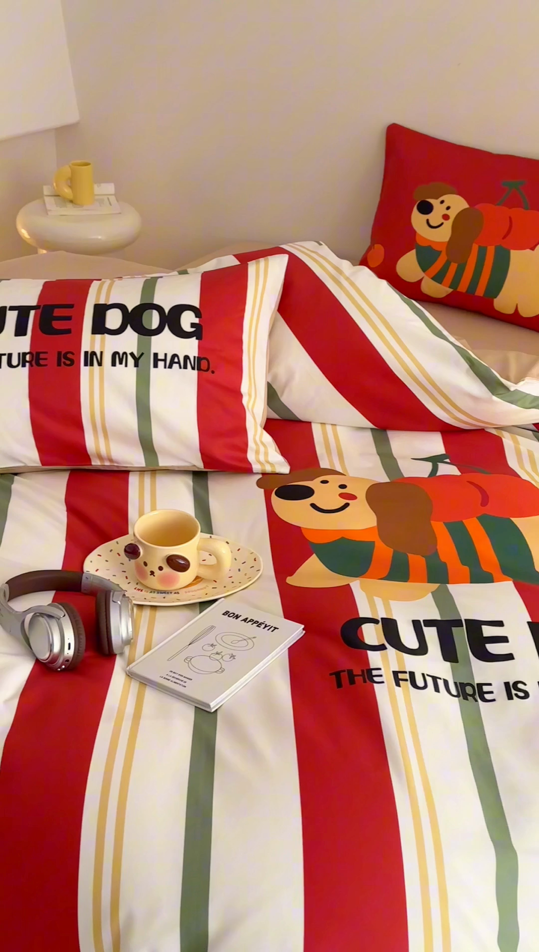 91家纺网 家纺一手货源 找家纺 卧趣家纺 2025新款全棉大版卡通数码印花纯棉四件套 可爱小狗（红）