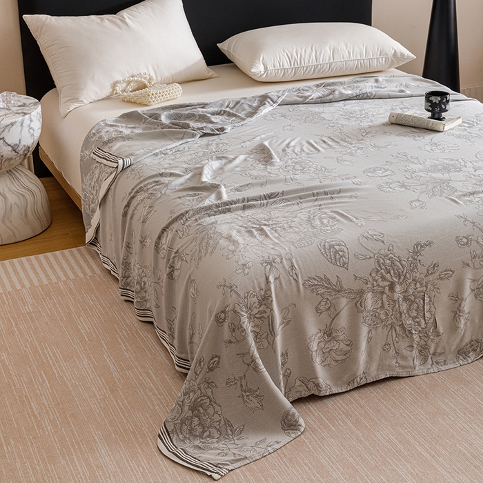 91家纺网 家纺一手货源 找家纺 朴尔家纺-2025年新款柔滑竹纤维双层纱布冷感毯毛巾被 漫花-灰