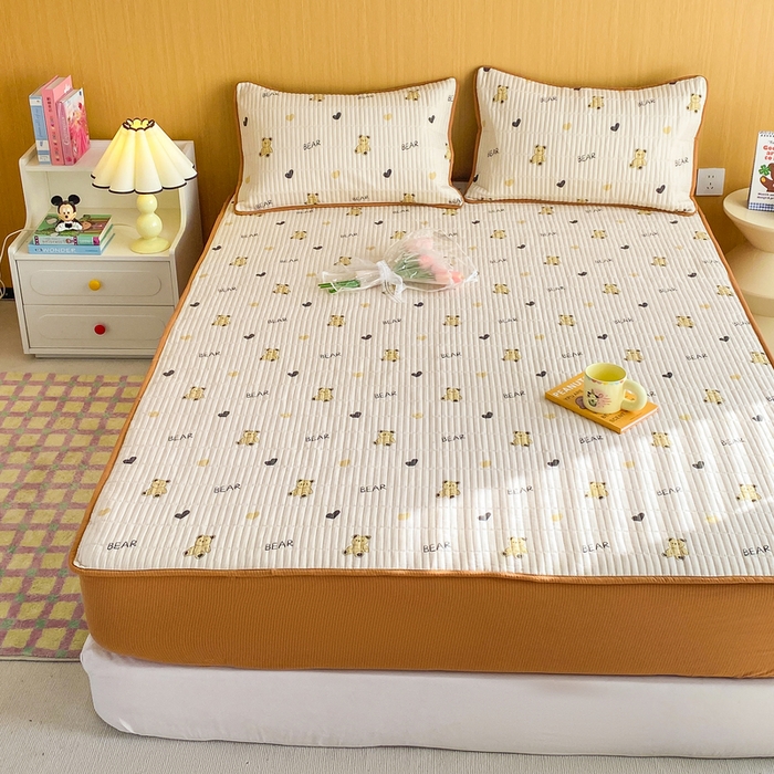 91家纺网 家纺一手货源 找家纺 恬澳家纺 2025新款A类泡泡棉夹棉印花床笠场景二 艾丽-熊宝